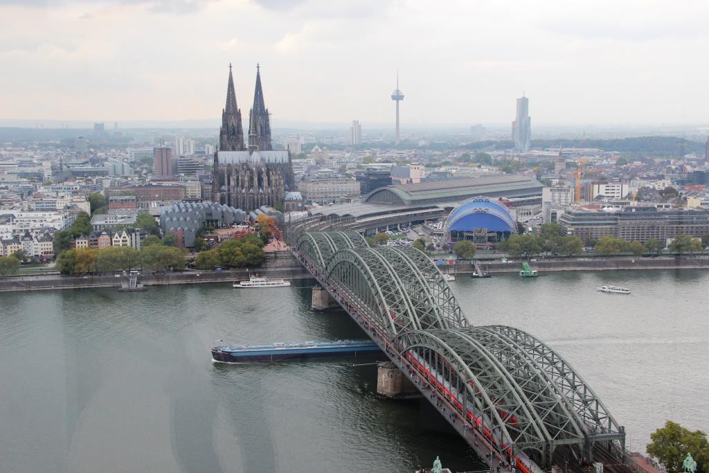 Blick von der Aussichtsplattform auf den Kölner Dom