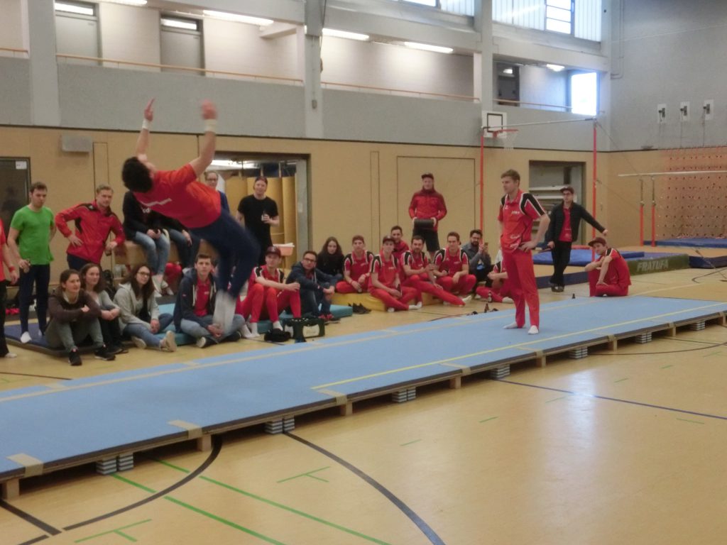Nach Wettkampfende blieben aber die Turner von beiden Mannschaften noch weiter in der Halle und feierten stundenlang zusammen weiter